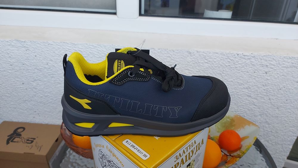 Продавам работни обувки