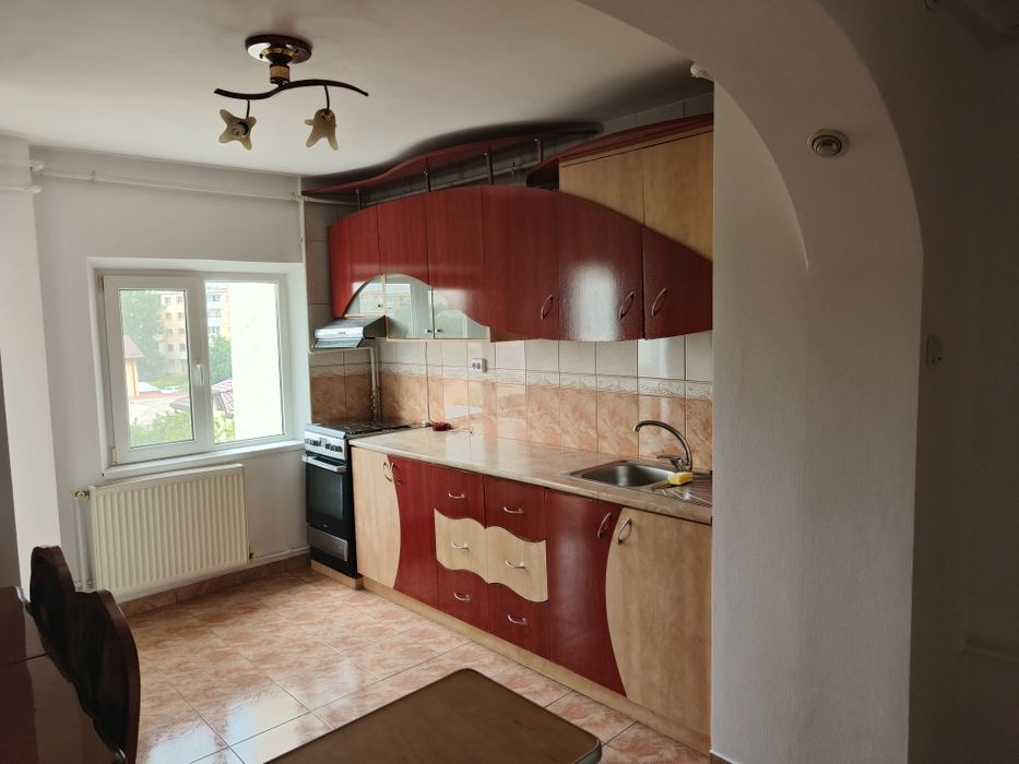 Vând  apartament cu trei camere