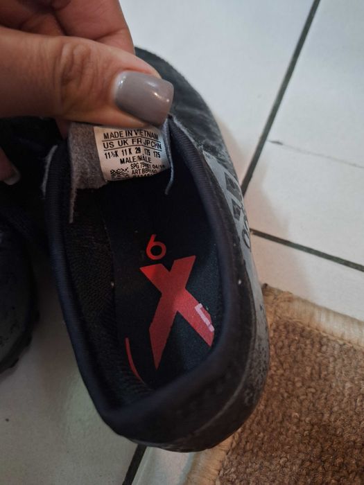 Продавам чисто нови детски бутонки адидас