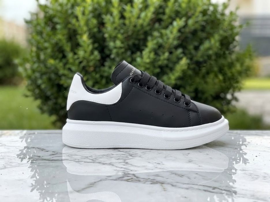 Adidasi Alexander McQueen Negru cu alb Unisex