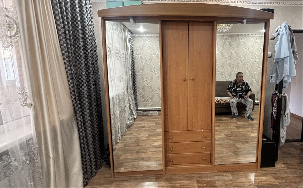 Зеркальный шкаф для дома