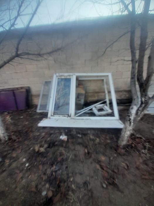 Пластиковая окно бу с подокольником одной стекло нехватает