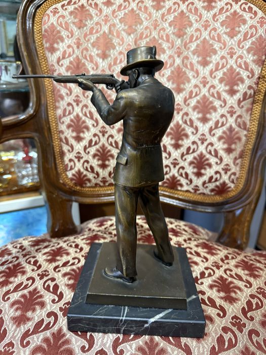 стара масивна бронзова статуетка ловец