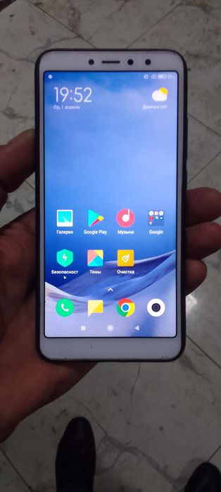 Продам Redmi S2.