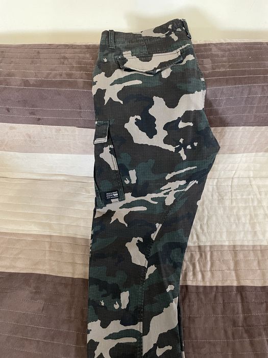 Камуфлажен панталон.