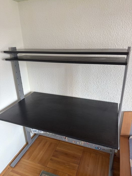 Titlu: Birou modern cu rafturi, 122 × 72 cm – 300 lei