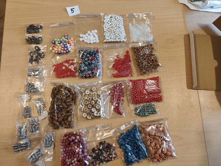 Мъниста и материали за мартеници