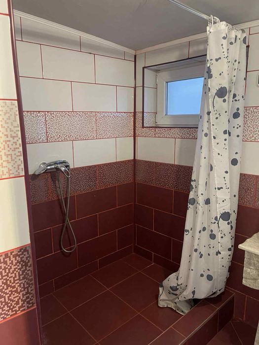 Inchiriez ap intr-o casa cu curte comuna