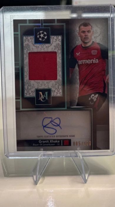 Card cu autograf și relicvă - Granit Xhaka Card oficial Topps Museum Collection UEFA Club Competitions 2024/25, seria MAR-GX.