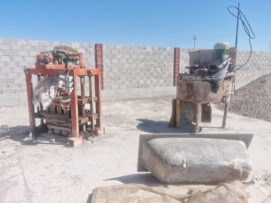 Шлакоблок аппарат паддонлари билан сотилади