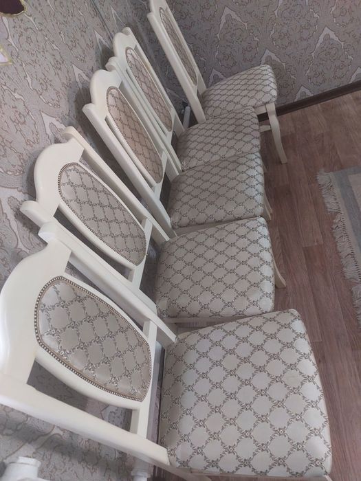 Стол сатылады  стулясымен