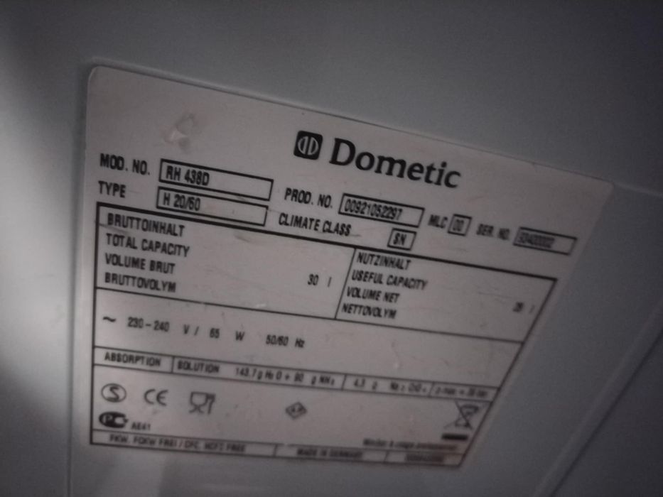 Амонячен хладилник тип мини бар.
DOMETIC RH438D с обем 30 литра.
Ниска