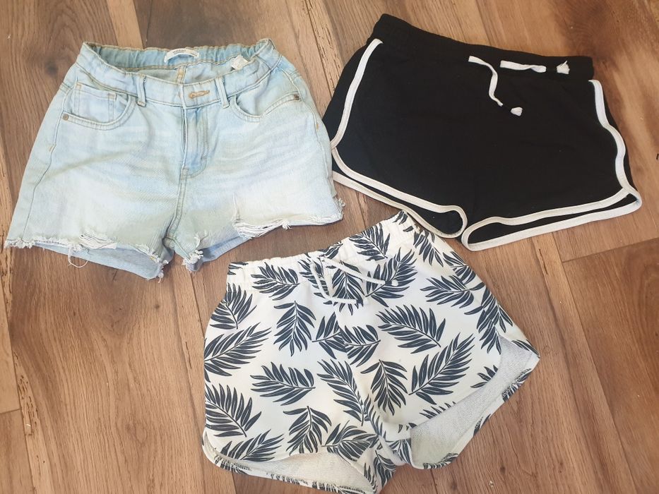 Lot pantaloni scurti 152