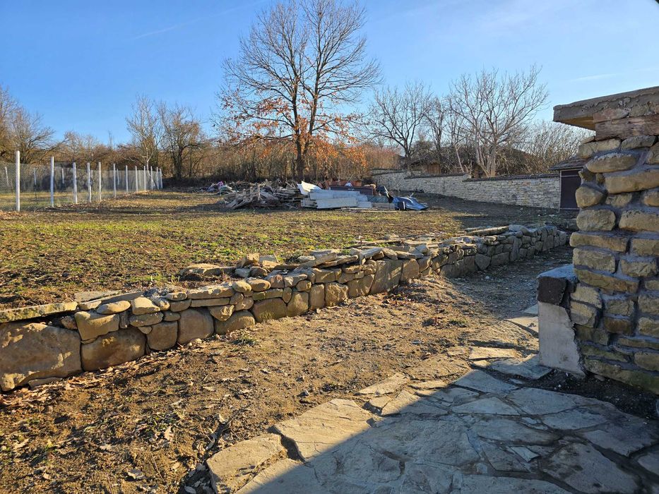 Реновирана къща с  голям двор в  с. Kъпиново / Велико Търново