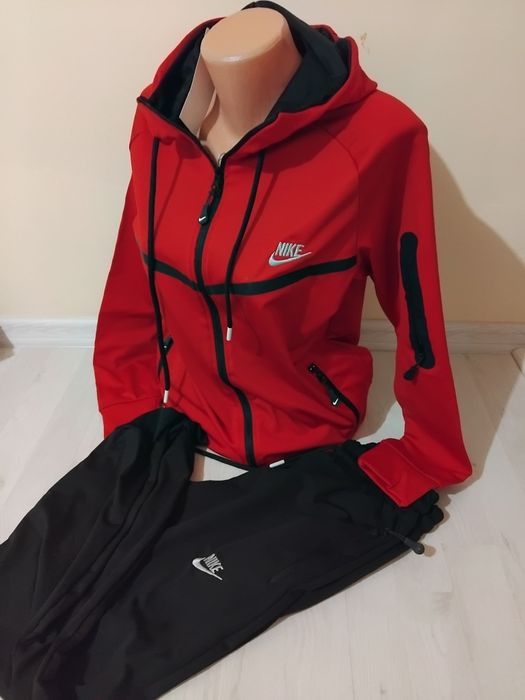 Model nou! Trening dama Nike.