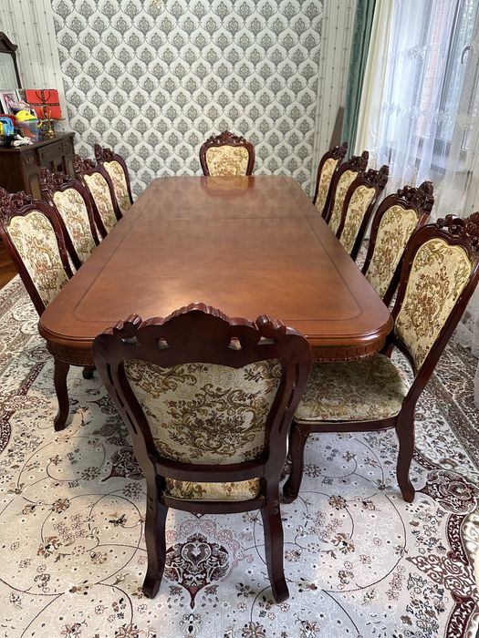 Стол и стулья для гостиной