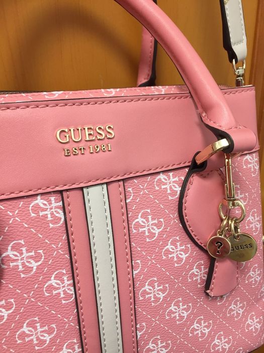 Шикарная сумочка Guess