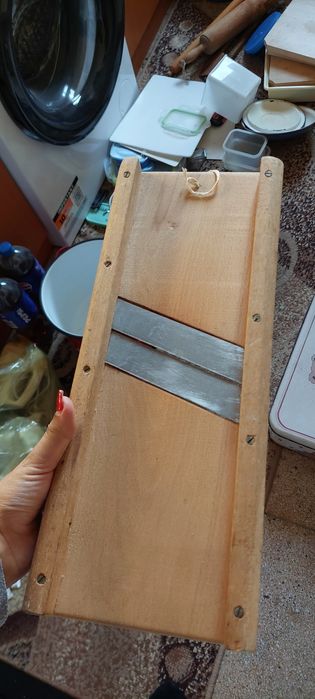 Lot accesorii bucătărie: Răzătoare/feliator lemn, 3 tocătoare lemn, țeapă rotisor