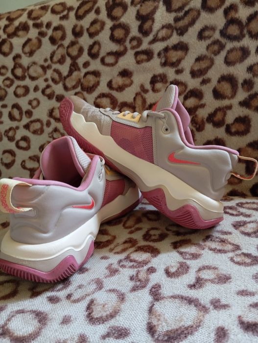 Vând adidași Nike gianis