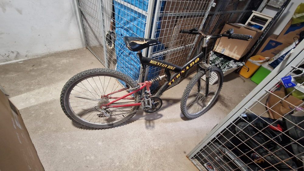 Biciclete si trotinete si un birou