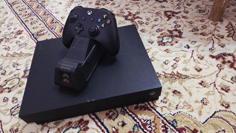 Xbox one x 1 tb в хорошем состояние