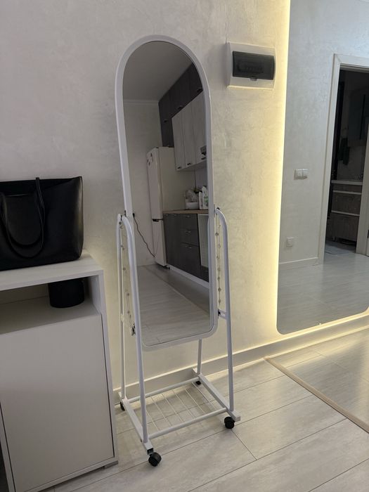 Напольное зеркало