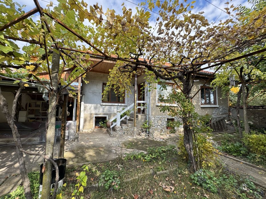 Продава къща в с. Долно Сахране, общ. Павел баня