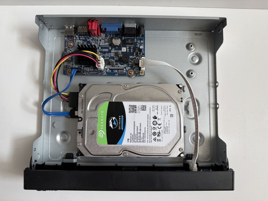 NVR Dahua NVR2104HS-4KS2 + HDD Seagate SkyHawk 1TB – Perfect funcțional