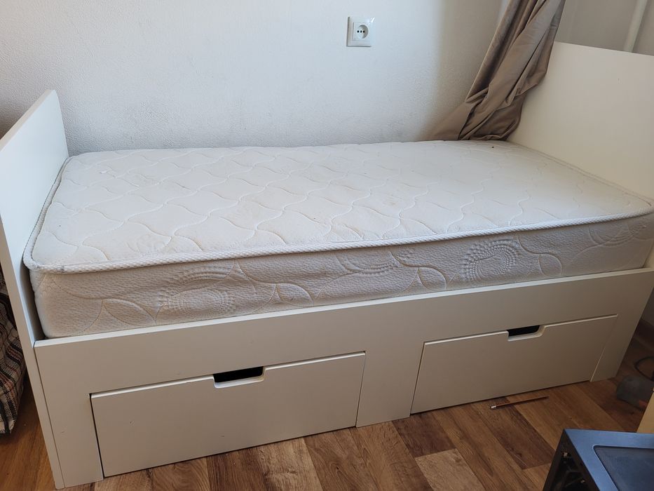 Кровать детская с полками