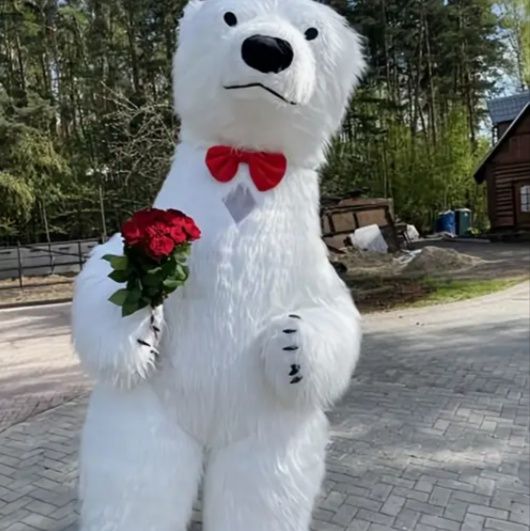 Изненада с гигантска бяла мечка с аниматор