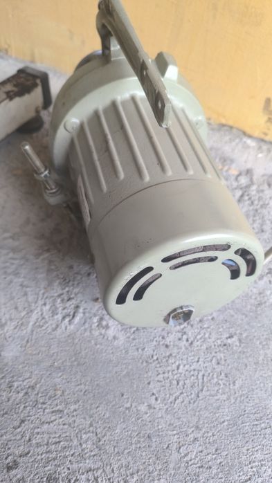 Ел.мотор монофазен за шевна машина.