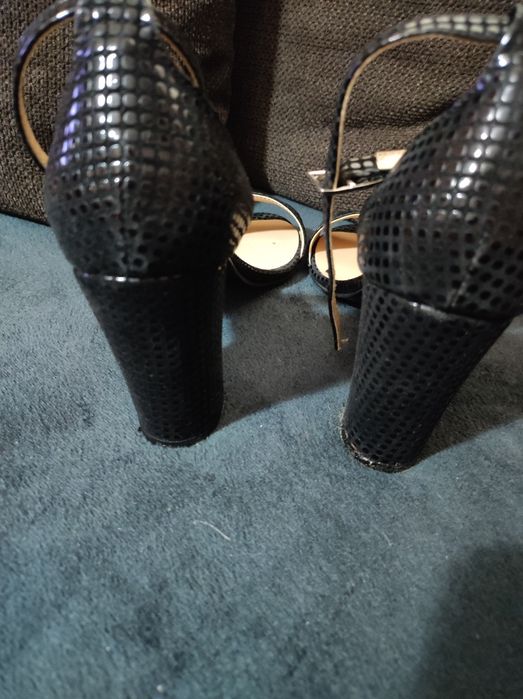 Сандали на дебел ток