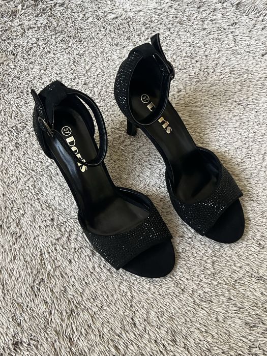 Черни сандали с ток