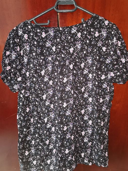 Bluza neagra cu imprimeu floral