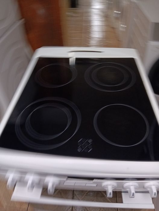 Тясна свободно стояща печка с керамичен плот Gram 2 години гаранция!