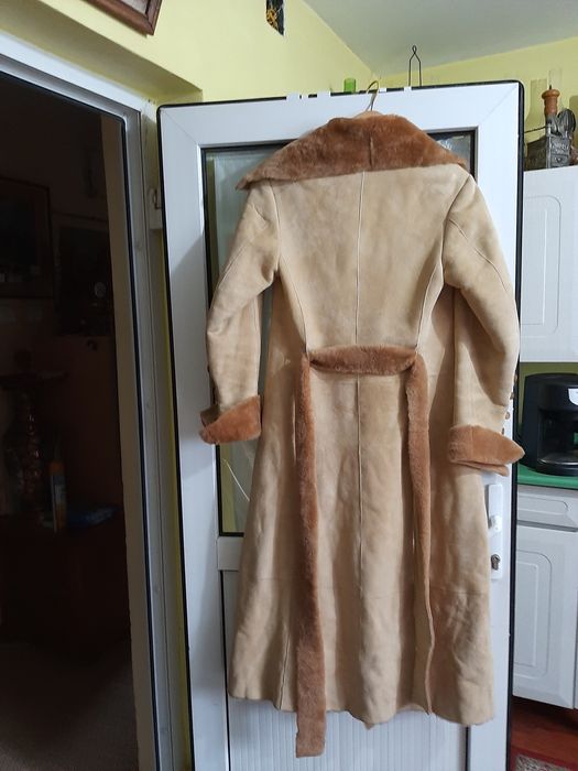 Vînd haină de blană din piele de căprioara