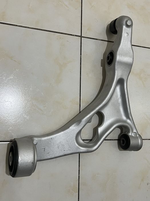 Передний левый рулевой рычаг porsche cayenne