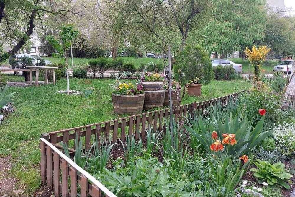 Тристаен апартамент с отделна кухня и гараж за продажба, гр. Добрич