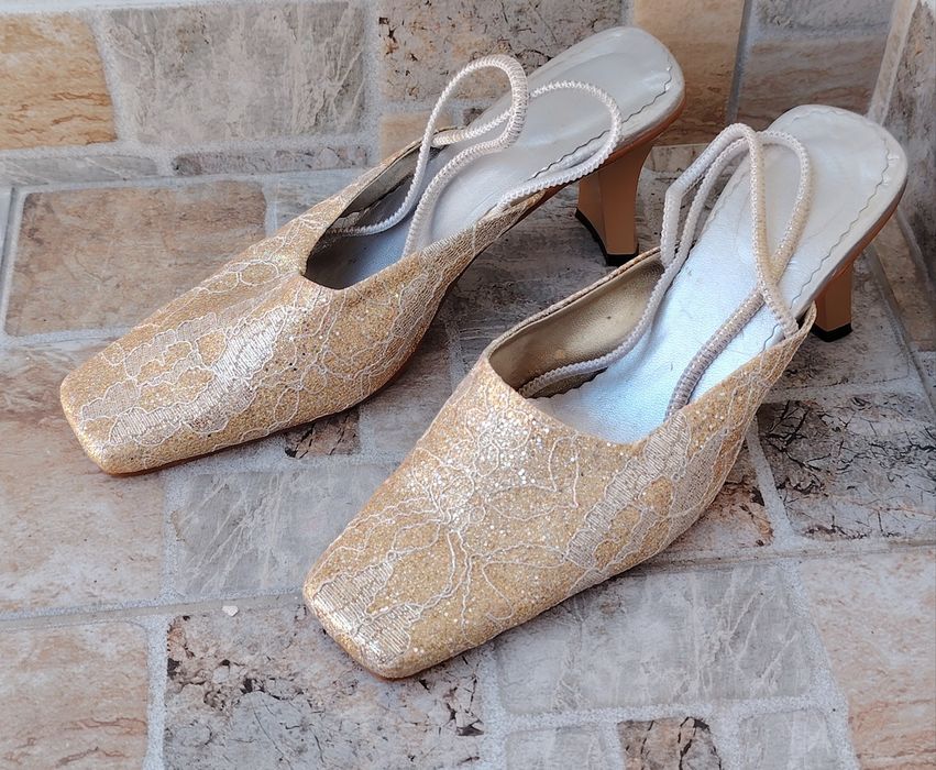 Pantofi eleganti aurii