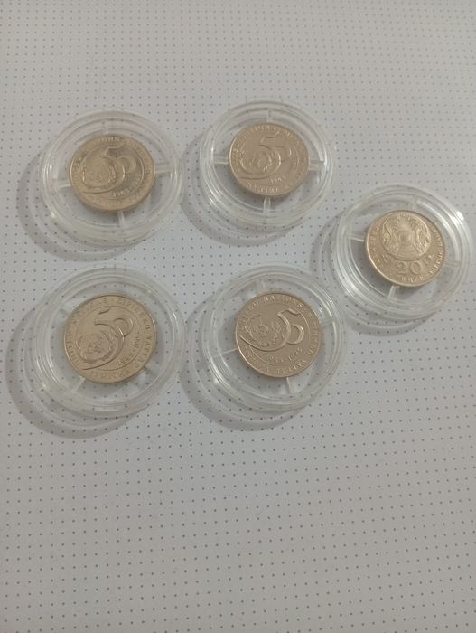 Монеты в капсулах