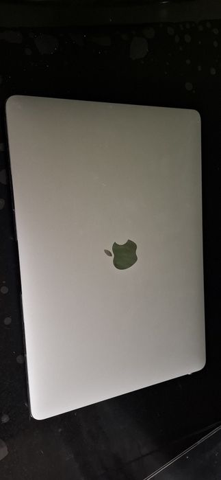 Продам Macbook Air 2020