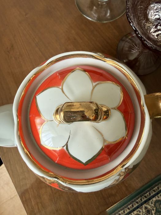 Продам доливной чайник Красный бутон