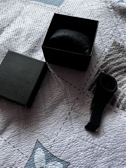 Немецкие часы с черным циферблатом