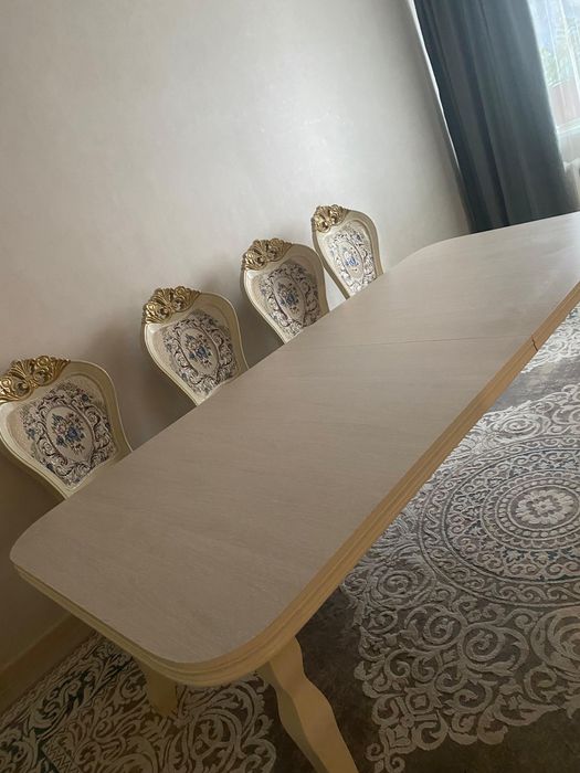 Стол со стульями