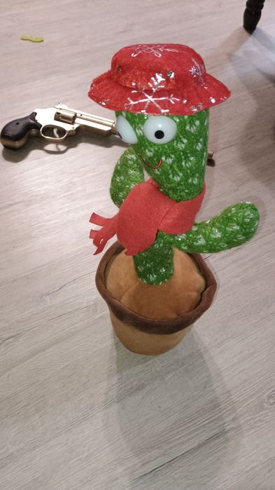 Пеещ повтарящ и само зареждаш се с кабел кактус