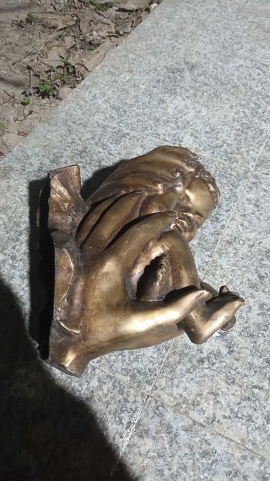 Statueta din bronz copil pe palme