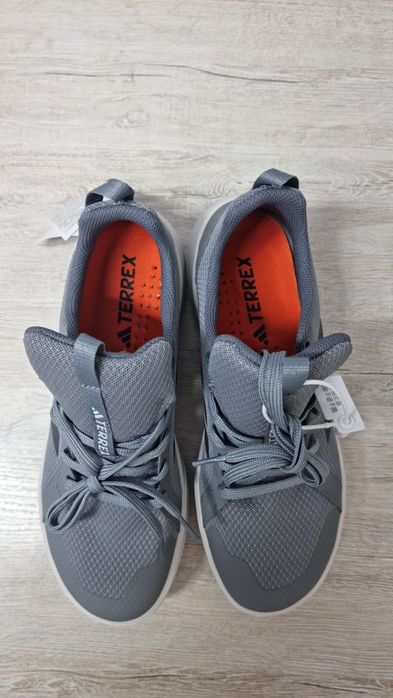 Продаю кроссовки новые