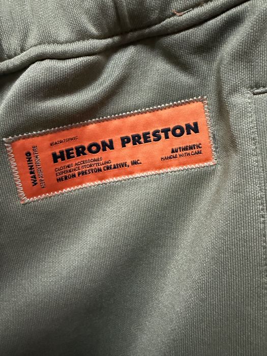 Vand pantaloni Heron Preston.