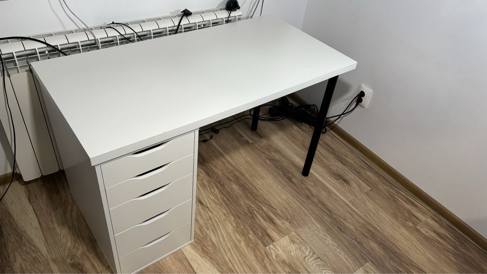Бюро IKEA MICKE - бяло, с 5 чекмеджета