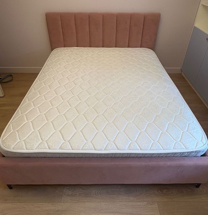 Кровать для девочки с мягкой обивкой